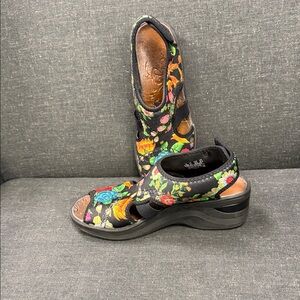 Bzees Black Floral Women's Sandals
